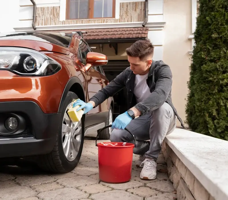 Lavage auto à domicile Villeperdue : professionnel intervenant sur un véhicule